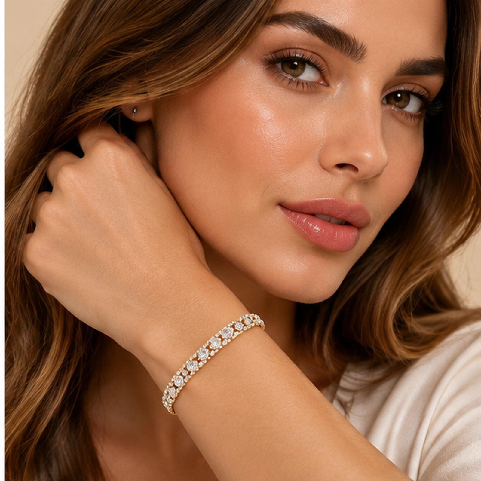 Bransoletka z krystalicznymi cyrkoniami — produkt na modelce