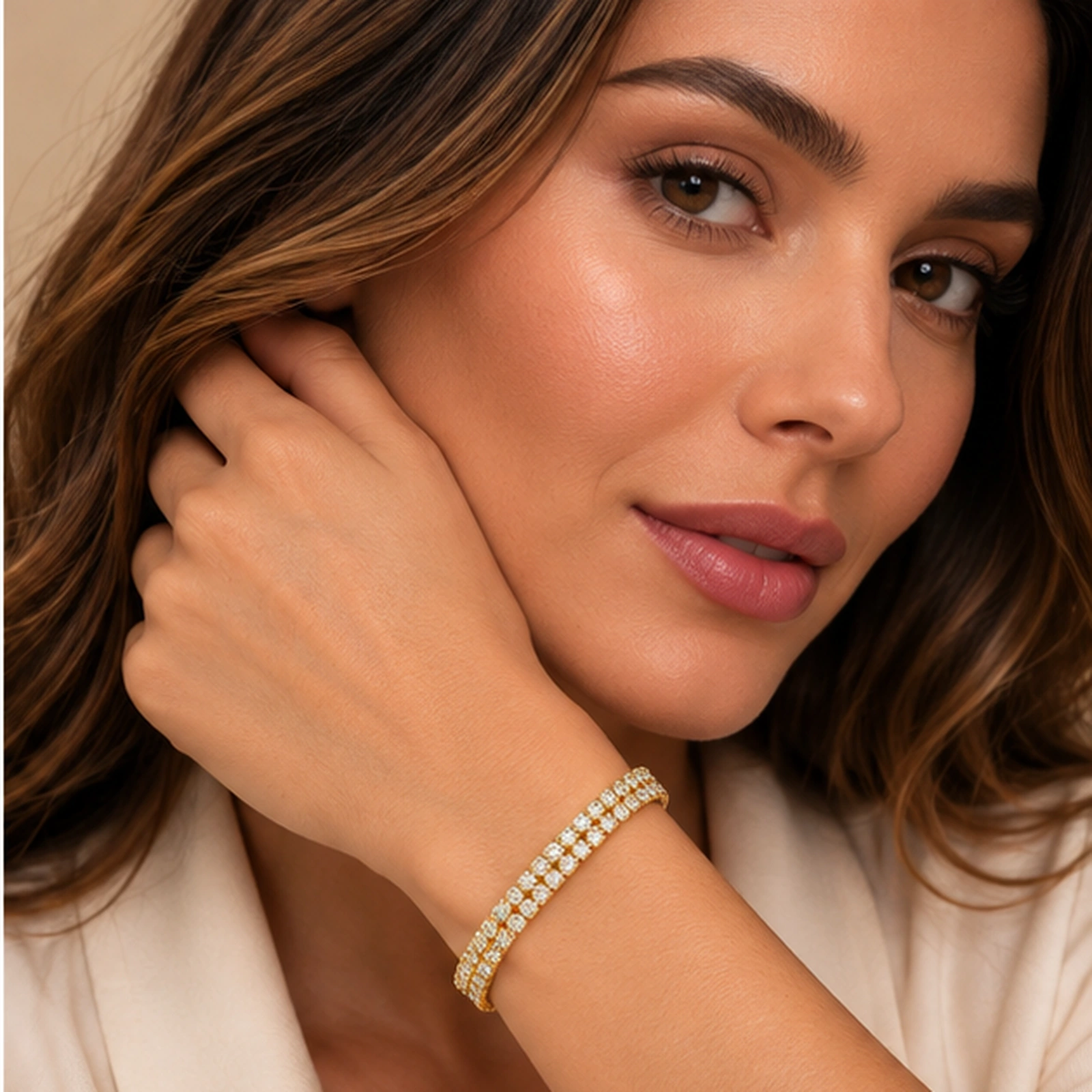 Bransoletka z podwójnym rzędem cyrkonii i regulowanym zapięciem — produkt na modelce